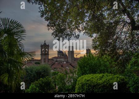 Bergamo bei Sonnenuntergang in der Altstadt mit Türmen und Glockenturm Stockfoto