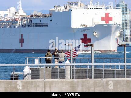 San Diego, CA, USA. März 2020. Das in San Diego ansässige Marine-Lazarettschiff USNS Mercy verlässt die San Diego Bay auf dem Weg nach Los Angeles, wo es Überlaufunterstützung für Patienten ohne Coronavirus inmitten des Anstiegs der Coronavirus-Patienten in der Region bietet. Credit: John Gastaldo/ZUMA Wire/Alamy Live News Stockfoto