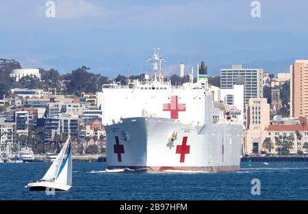 San Diego, CA, USA. März 2020. Das in San Diego ansässige Marine-Lazarettschiff USNS Mercy verlässt die San Diego Bay auf dem Weg nach Los Angeles, wo es Überlaufunterstützung für Patienten ohne Coronavirus inmitten des Anstiegs der Coronavirus-Patienten in der Region bietet. Credit: John Gastaldo/ZUMA Wire/Alamy Live News Stockfoto