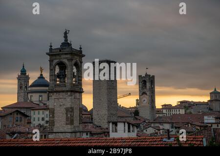 Bergamo bei Sonnenuntergang in der Altstadt mit Türmen und Glockenturm Stockfoto