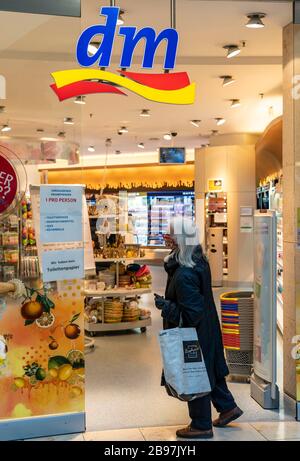 DM Drogerie, Schilder am Eingang, kein toilettenpapier, nur ein Hygieneprodukt pro Person, Auswirkungen der Coronavirus-Pandemie in Deutschland, DŸsseldorf Stockfoto