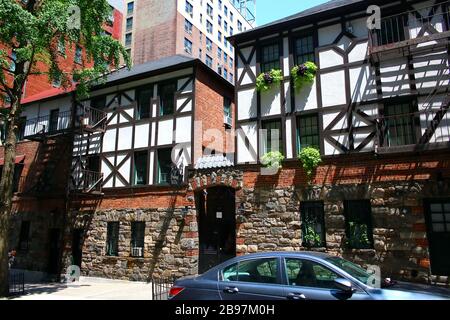 Pomander Walk ist ein kooperativer Apartmentkomplex, der sich am 25. JULI 2019 in New York, USA, in Upper West Side, Manhattan befindet. (Foto von Wojciech Mig Stockfoto