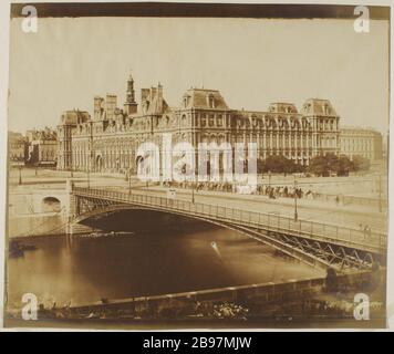RATHAUS UND BRÜCKE ARCOLE, SUVs WHARF KORSIKA, 4. BEZIRK, PARIS L'Hôtel de Ville et le pont d'Arcole, vus du quai de Corse, Paris (IVème arr.). 1856-1875. Photographie d'Edouard Baldus (1813-1889). Paris, musée Carnavalet. Stockfoto
