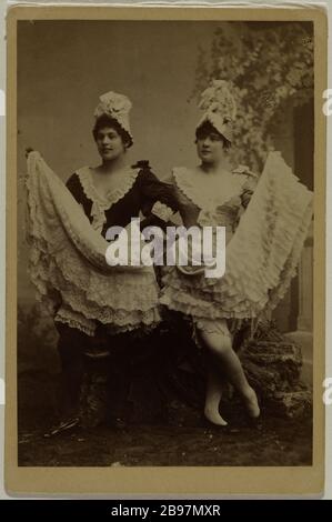 PORTRÄT VON LOUISE WEBER UND ANDERER TÄNZERIN Portrait de Louise Weber dite La Goulue (1865-1929) et Grille d'Egout. Im Jahr 1886. Photographie anonyme. Paris, musée Carnavalet. Stockfoto