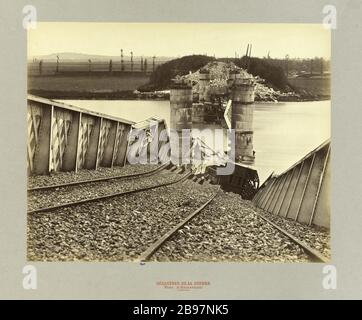 RUINEN DES GEMEINSAMEN PARIS, 1871. DIE EISENBAHNBRÜCKE ARGENTEUIL 95100 'Désastres de la guerre, le pont d'Argenteuil'. Photographie de Jules Andrieu. Paris, musée Carnavalet. Stockfoto