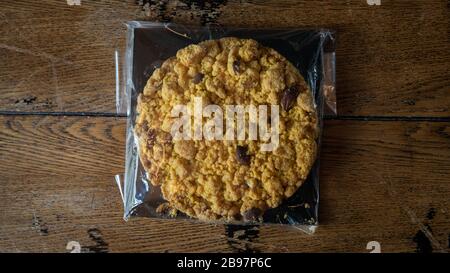 Draufsicht auf den typischen traditionellen Dessert von Mantova aus Sbrisolona-Kuchen Stockfoto