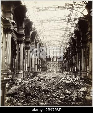 RUINEN DER STADT, DES RATHAUSES, DES GROSSEN HALLEN-URLAUBS Hôtel de Ville, der grande salle des fêtes. Paris (IVème arr.). Photographie de Pierre Emonds, Juin 1871. Paris, musée Carnavalet. Stockfoto