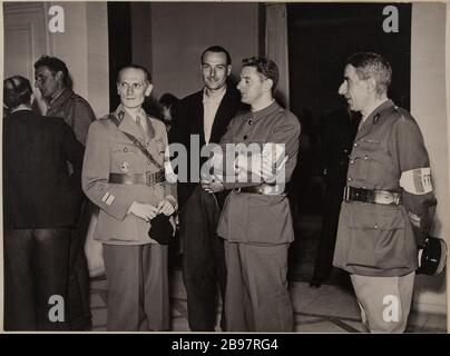 Befreiung von Paris - 25. August 1944 - Empfang im Hotel de Ville des Personals F.F.I. : Oberst de Marguerittes, sagte, dass Lizé (1882-1958) Kommandant F.F.I. aus Paris; Henri Rol-Tanguy, darunter Leutnant Mallet und Pierre Avia (Canon), Oberstleutnant der Artillerie und Stabschef. August - der Oberst ROL wird im Hotel - City empfangen. - Guerre 1939-1945. Libération de Paris. Réception à l'Hôtel-de-Ville de l'état-Major F.I. : le Colonel de Marguerittes, dit Lizé (1882-1958) Commandant des F.F.I. de Paris; Henri Rol-Tanguy, entre eux le Leutnante Mallet, puis Pierre Avia (Canon Stockfoto