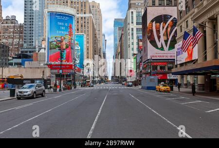 Few automobiles travel on the empty streets in New York City because of COVID-19, Coronavirus. Stockfoto