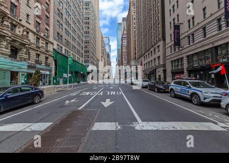 Few automobiles travel on the empty streets in New York City because of COVID-19, Coronavirus. Stockfoto