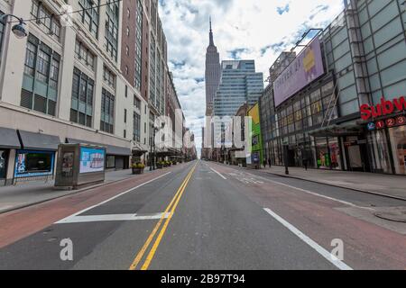 Few automobiles travel on the empty streets in New York City because of COVID-19, Coronavirus. Stockfoto