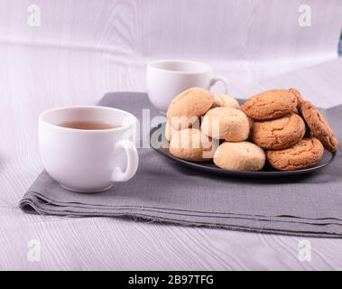 Zwei Tassen schwarzen Tees mit süßem Kaffee Stockfoto