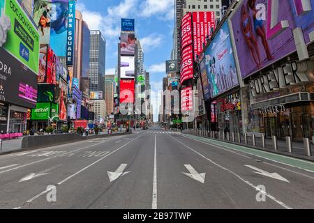 Few automobiles travel on the empty streets in New York City because of COVID-19, Coronavirus. Stockfoto