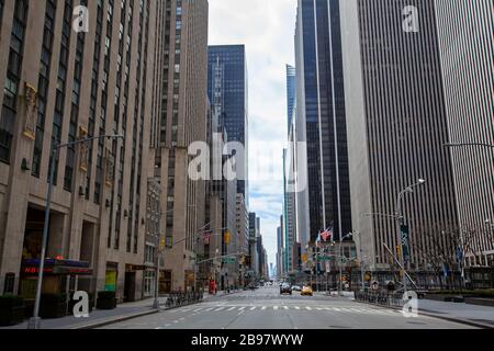 Few automobiles travel on the empty streets in New York City because of COVID-19, Coronavirus. Stockfoto