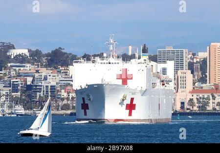 San Diego, Kalifornien, USA. März 2020. Das in San Diego ansässige Marine-Lazarettschiff USNS Mercy verlässt die San Diego Bay auf dem Weg nach Los Angeles, wo es Überlaufunterstützung für Patienten ohne Coronavirus inmitten des Anstiegs der Coronavirus-Patienten in der Region bietet. Credit: John Gastaldo/ZUMA Wire/Alamy Live News Stockfoto