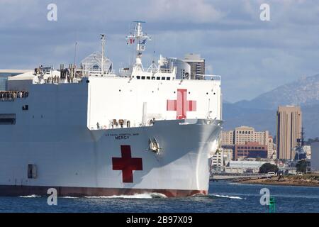 San Diego, Kalifornien, USA. März 2020. Das in San Diego ansässige Marine-Lazarettschiff USNS Mercy verlässt die San Diego Bay auf dem Weg nach Los Angeles, wo es Überlaufunterstützung für Patienten ohne Coronavirus inmitten des Anstiegs der Coronavirus-Patienten in der Region bietet. Credit: John Gastaldo/ZUMA Wire/Alamy Live News Stockfoto