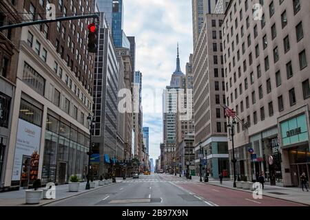 Few automobiles travel on the empty streets in New York City because of COVID-19, Coronavirus. Stockfoto