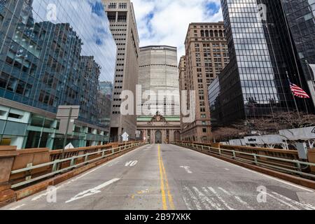 Few automobiles travel on the empty streets in New York City because of COVID-19, Coronavirus. Stockfoto