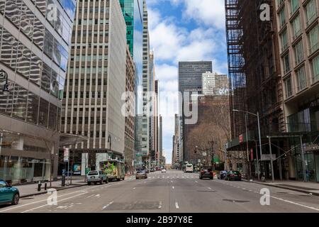 Few automobiles travel on the empty streets in New York City because of COVID-19, Coronavirus. Stockfoto