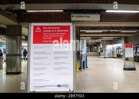 London, Großbritannien. März 2020. Ein Schild mit Anweisungen zu den Änderungen der TFL-Dienste in London ist an der London Bridge Underground Station zu sehen, da sich Großbritannien dem Leben unter der Coronavirus Pandemie anpasst. Credit: Michael Tubi/Alamy Live News Stockfoto