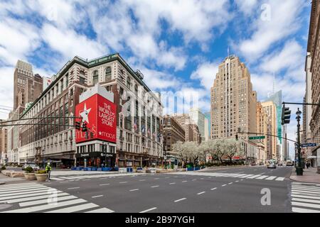 Few automobiles travel on the empty streets in New York City because of COVID-19, Coronavirus. Stockfoto