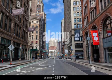Few automobiles travel on the empty streets in New York City because of COVID-19, Coronavirus. Stockfoto