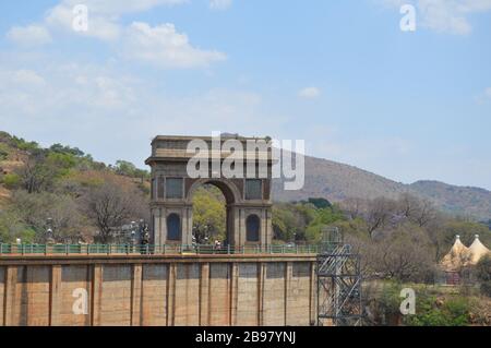 Hartbeespoort Dam Arch Eingang mit Wappen Tore Denkmal auf der Flut Verdammung in der North West Provinz Soyth Afrika Stockfoto