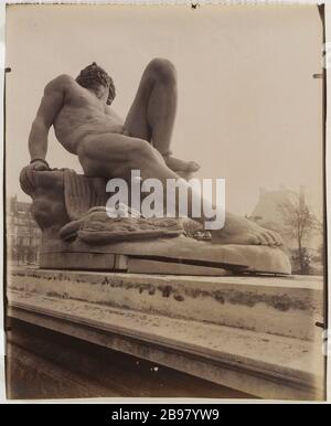 SKULPTUR VON PROMETHEUS VON JAMES PRADIER GARDEN TUILERIES, 1. Bezirk, PARIS Sculpture, de Prométhée, par James Pradier, jardin des Tuileries. Paris (Ier arr.), 1911. Photographie Photographie d'Eugène Atget (1857-1927) Paris, musée Carnavalet. Stockfoto