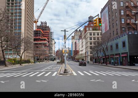 Few automobiles travel on the empty streets in New York City because of COVID-19, Coronavirus. Stockfoto