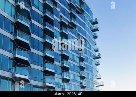 Ein Blick in die Perspektive des blauen Gebäudes Stockfoto