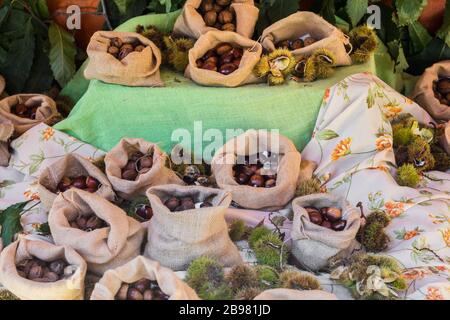 Taschen mit traditionellen Kastanien von "Curral das Freiras" in Curral das Freiras, Insel Madeira, Portugal Stockfoto