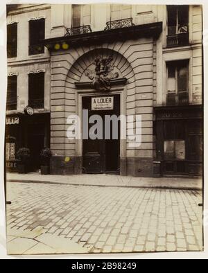 TÜRKAPELLE Sainte-ANNE-THE-ROYAL, RUINEN DES KLOSTERS Theatine, 26 RUE de LILLE, 7. BEZIRK, PARIS Porte de la chapelle Sainte-Anne-la-Royale, Vestiges du couvent des Théatins, 26 rue de Lille, Paris (VIIème arr.), 1902. Photographie d'Eugène Atget (1857-1927). Paris, musée Carnavalet. Stockfoto