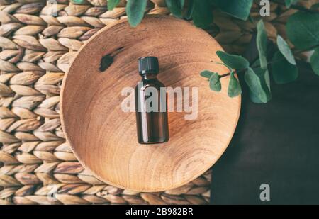 Draufsicht auf ätherische Ölflasche mit natürlichen Eukalyptusölen Stockfoto