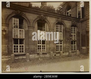 EINZELHANDELSGEBÄUDE DES HOFHOTELS MATIGNON, MARSCHALL DES HOTELS MONTMORENCY (ALTE BOTSCHAFT ÖSTERREICHS), 57 RUE de VARENNE, 7. BEZIRK, PARIS détail des bâtiments de la cour, hôtel de Matignon, hôtel du maréchal de Montmorency, (ancienne ambassade d'Autriche), 57 rue de Varenne, Paris (VIIème arr, 1905. Photographie d'Eugène Atget (1857-1927). Paris, musée Carnavalet. Stockfoto