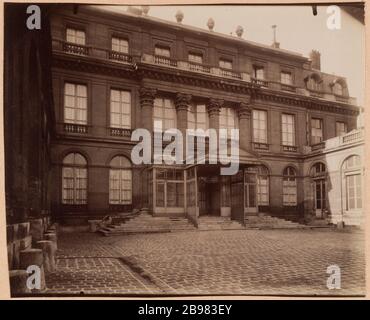 Hôtel du Châtelet / Wirtschaftsministerium / Hotel Chanac [alt], 7. Bezirk, Paris. Atget, Eugène (Jean Eugène Auguste-Atget, dit). "Hôtel du Châtelet / ministère des affaires économiques / hôtel de Chanac [ancien], 7ème-Bezirk, Paris". Papieralbuminé. Paris, musée Carnavalet. Stockfoto