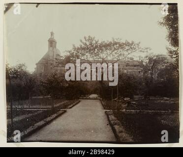GARTEN DES KLOSTERS KARMELITE (HEUTE KATHOLISCHES INSTITUT VON PARIS), Straße 70 VAUGIRARD, 6. BEZIRK, PARIS Jardin de l'ancien couvent des Carmes (actuelle Institut Catholique de Paris), 70 rue de Vaugirard, Paris (VIème arr.), Mai 1900. Photographie d'Eugène Atget (1857-1927). Paris, musée Carnavalet. Stockfoto