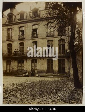 HOTEL AUS DEM 18. JAHRHUNDERT, DIREKT AM GARTEN, 22 ST. SAVIOR, 2. BEZIRK, PARIS Hôtel du XVIIe siècle, façade sur le jardin, 22 rue Saint-Sauveur, Paris (IIème arr.), 1908. Photographie d'Eugène Atget (1857-1927). Paris, musée Carnavalet. Stockfoto