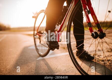 Radfahrer unterwegs. Fahrrad in Großaufnahme Stockfoto