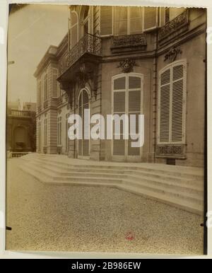 EINGANG BEWERTUNG GARTENHOTEL MATIGNON, MARSCHALL DES HOTELS MONTMORENCY (ALTE BOTSCHAFT ÖSTERREICHS), 57 RUE DE VARENNE, 7. BEZIRK, PARIS Entrée côté jardin, Hôtel de Matignon, hôtel du maréchal de Montmorency, (ancienne ambassade d'Autriche), 57 rue de Varenne, Paris (VIIème arr.), 1905. Photographie d'Eugène Atget (1857-1927). Paris, musée Carnavalet. Stockfoto