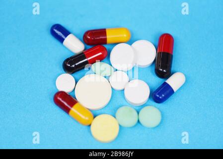 Kapselpille / viele bunte verschiedene Medikamente Kapselmedikamente Konzept Stockfoto
