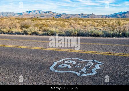 Historische US Route 66 Autobahnschild auf Asphalt Stockfoto