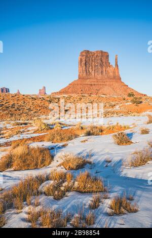 Monument Valley Navajo Tribal Park, West mitten im Schnee Stockfoto