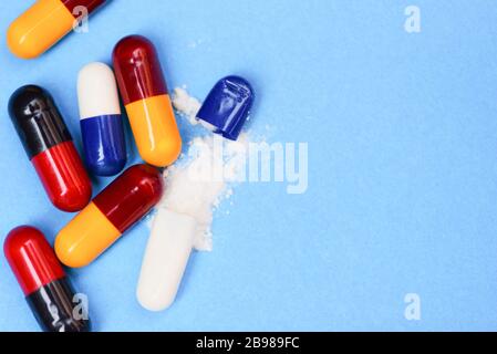 Kapselpille / viele bunte verschiedene Medikamente Kapselmedikamente Konzept Stockfoto