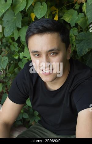 Asiatisches Jungmannporträt in schwarzem T-Shirt Stockfoto