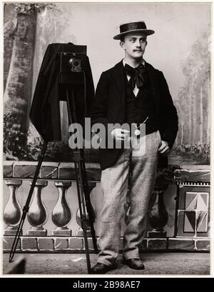 Selbstporträt des Fotografen Emile Schall (1877-1942) in seinem Atelier in Nancy im Jahr 1897. Autoportrait pied du photographe Emile Schall (1877-1942) dans son Studio à Nancy, 1897. Photographie anonyme. Tirage au gélatino-bromure d'argent. 1897. Paris, musée Carnavalet. Stockfoto