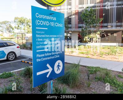 Klinik Covid 19 Wegweisschilder für ein Nepean Hosptial im Westen Sydneys Stockfoto