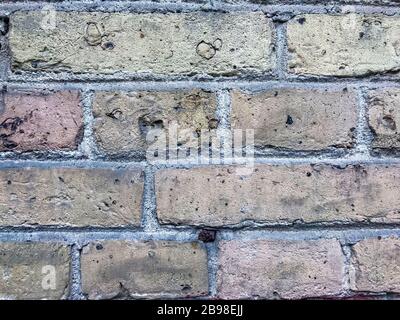 Bruchstück einer alten Ziegelmauer. Hintergrund, Ziegelstruktur. Studio Foto Stockfoto