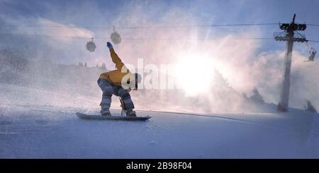Mädchen Snowboarder in den Bergen im Licht der Sonne. Stockfoto