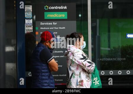 SYDNEY, AUSTRALIEN, 24. März 2020, Menschen werden sich auf einen Besuch eines Centrelink-Servicezentrums in Burwood, Sydney, einlassen, nachdem Arbeitsplatzverluste durch Coronavirus zu einem Anstieg der Nachfrage nach Arbeitslosengeld geführt haben. Credit: Sebastian Reategui/Alamy Live News Stockfoto