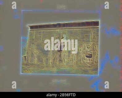 Dendérah (Tentyris). Temple d'Athôr - Face Postérieure, Félix Teynard (Französisch, 1817 - 1892), Dendera, Ägypten, negativ 1851 - 1852, Druck 1853, gesalzener Papierdruck, 25.1 × 30.7 cm (9 7/8 × 12 1/16 in.), neu gestaltet von Gibon, Design von warmen fröhlich glühenden Helligkeit und Lichtstrahlen Ausstrahlung. Klassische Kunst neu erfunden mit einem modernen Twist. Fotografie inspiriert von Futurismus, umarmt dynamische Energie der modernen Technologie, Bewegung, Geschwindigkeit und Kultur revolutionieren. Stockfoto